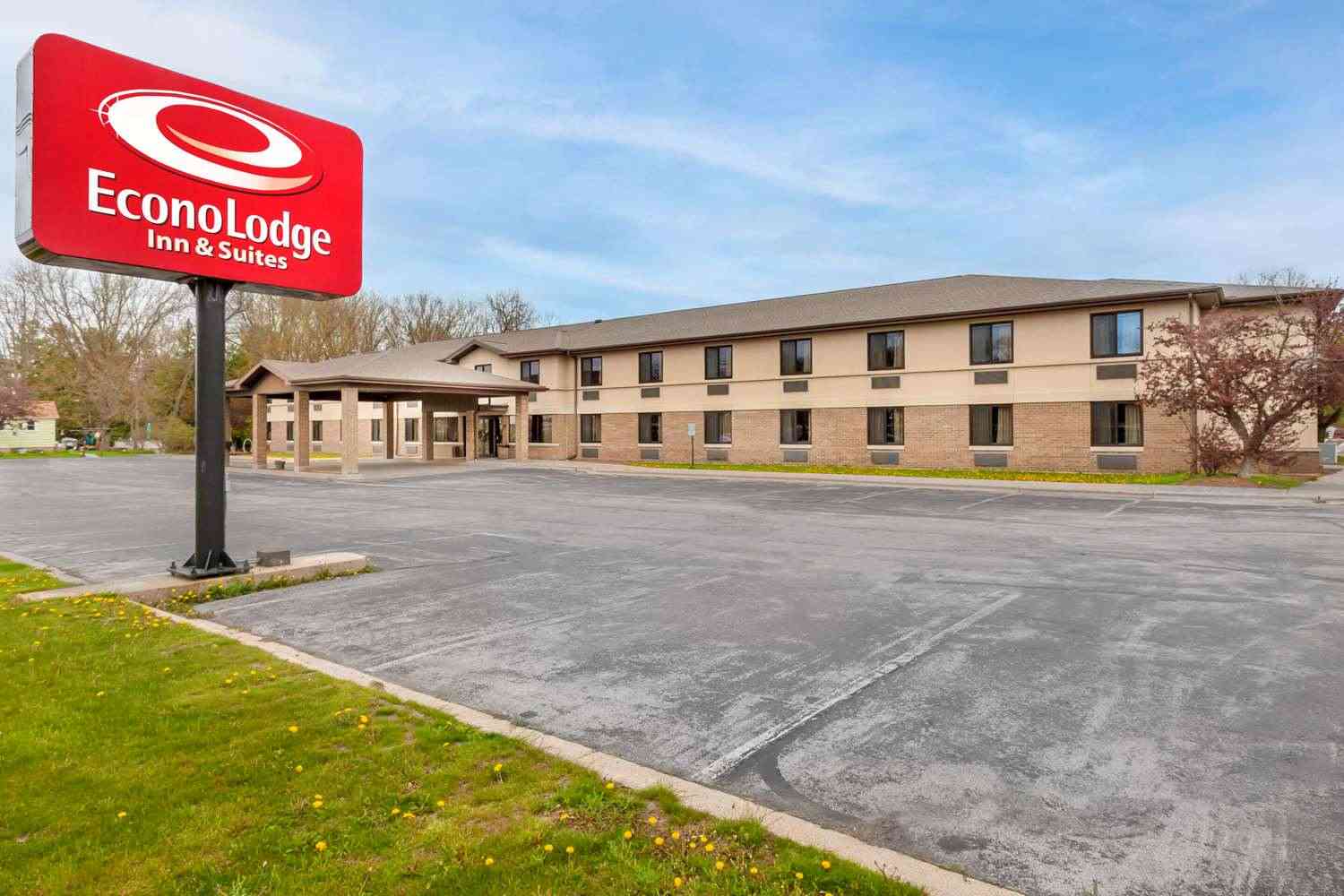 Econo Lodge Inn and Suites Oconto in Oconto, WI