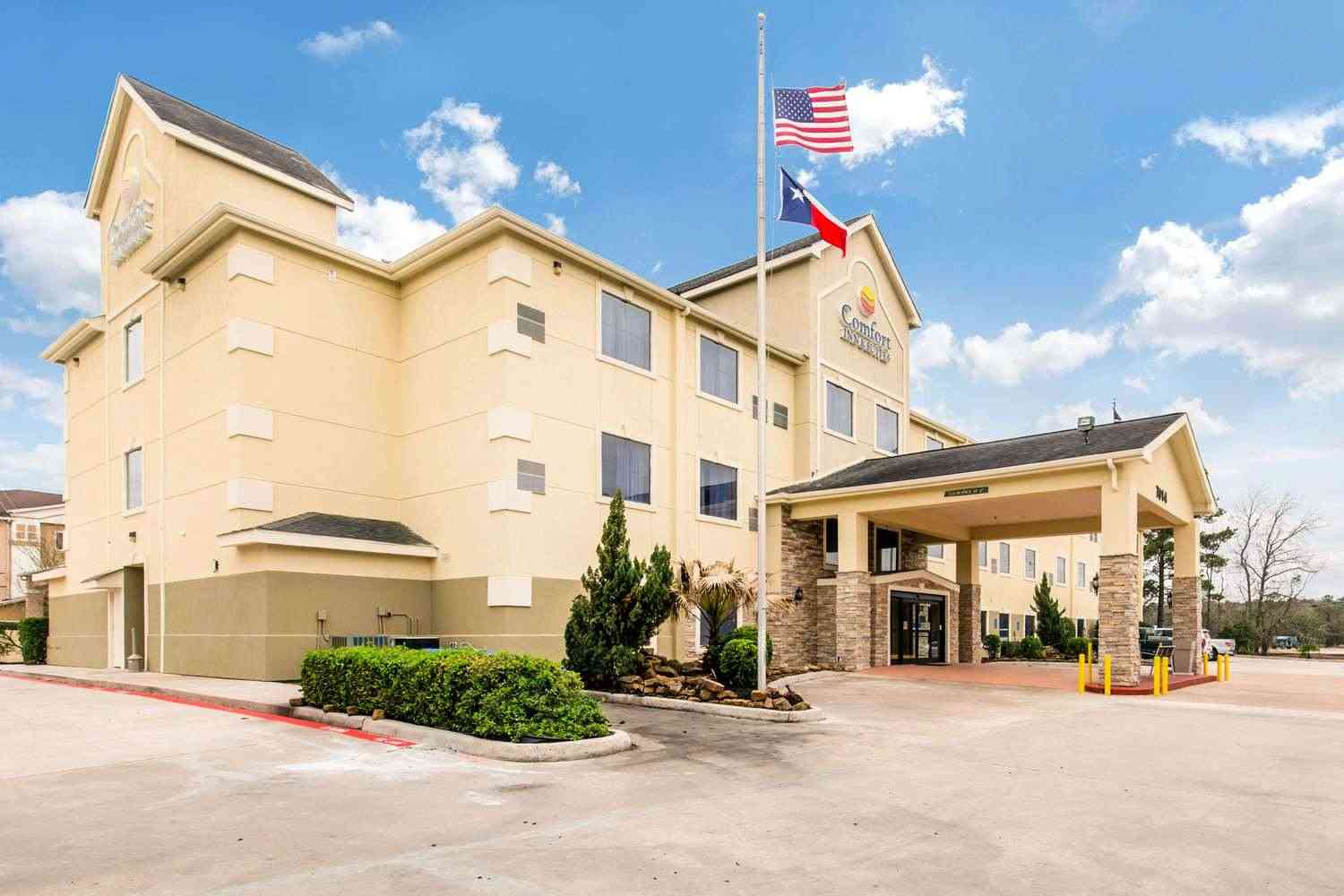 Comfort Inn and Suites IAH Bush Airport - East in Bescheiden, TX