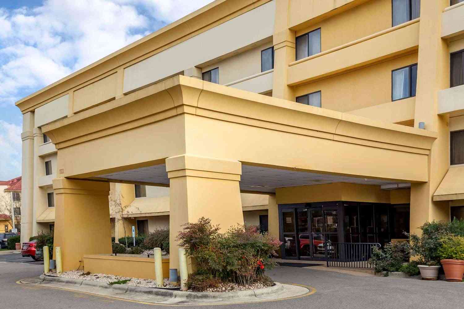 Quality Inn and Suites Raleigh Durham Airport in 莫里斯维尔, NC