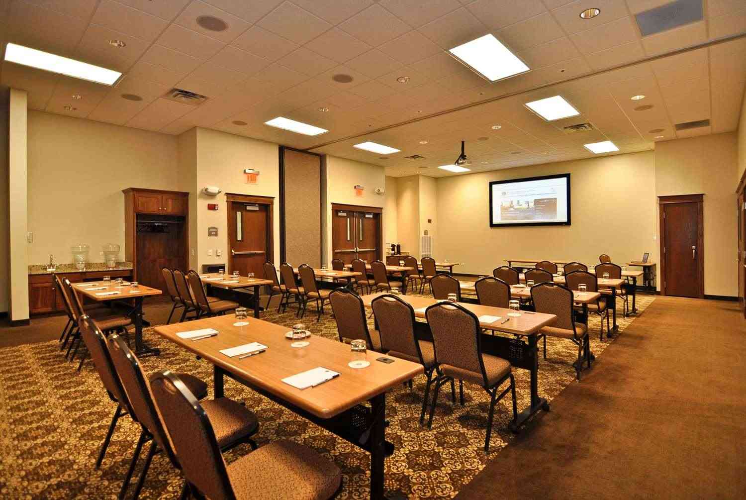 Sandwich, IL 的 Montcler Hotel & Conference Center, Trademark by Wyndham