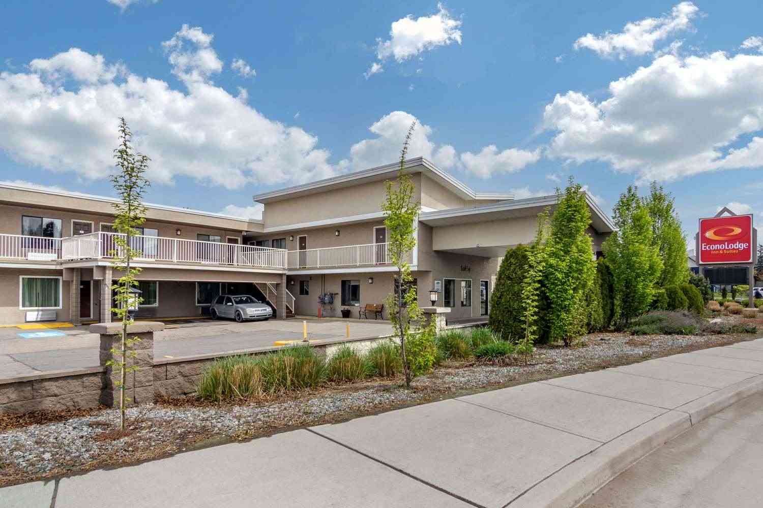 Econo Lodge Inn & Suites in Kelowna, BC