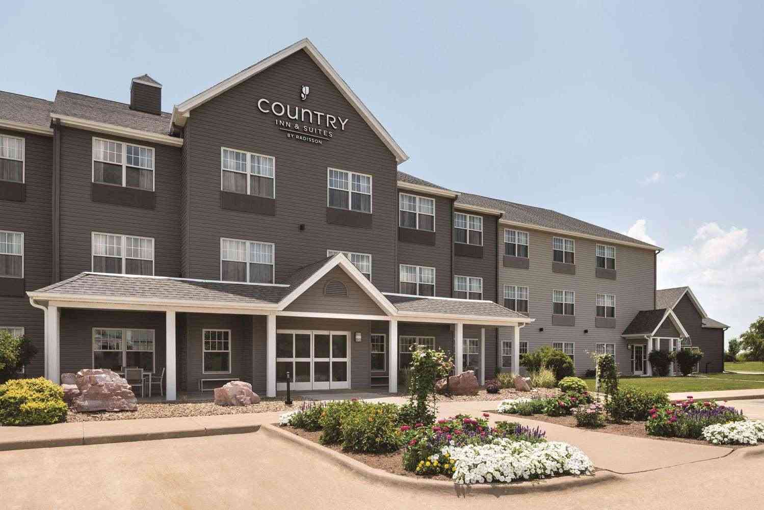 Country Inn & Suites By Radisson Pella in Pella, IA