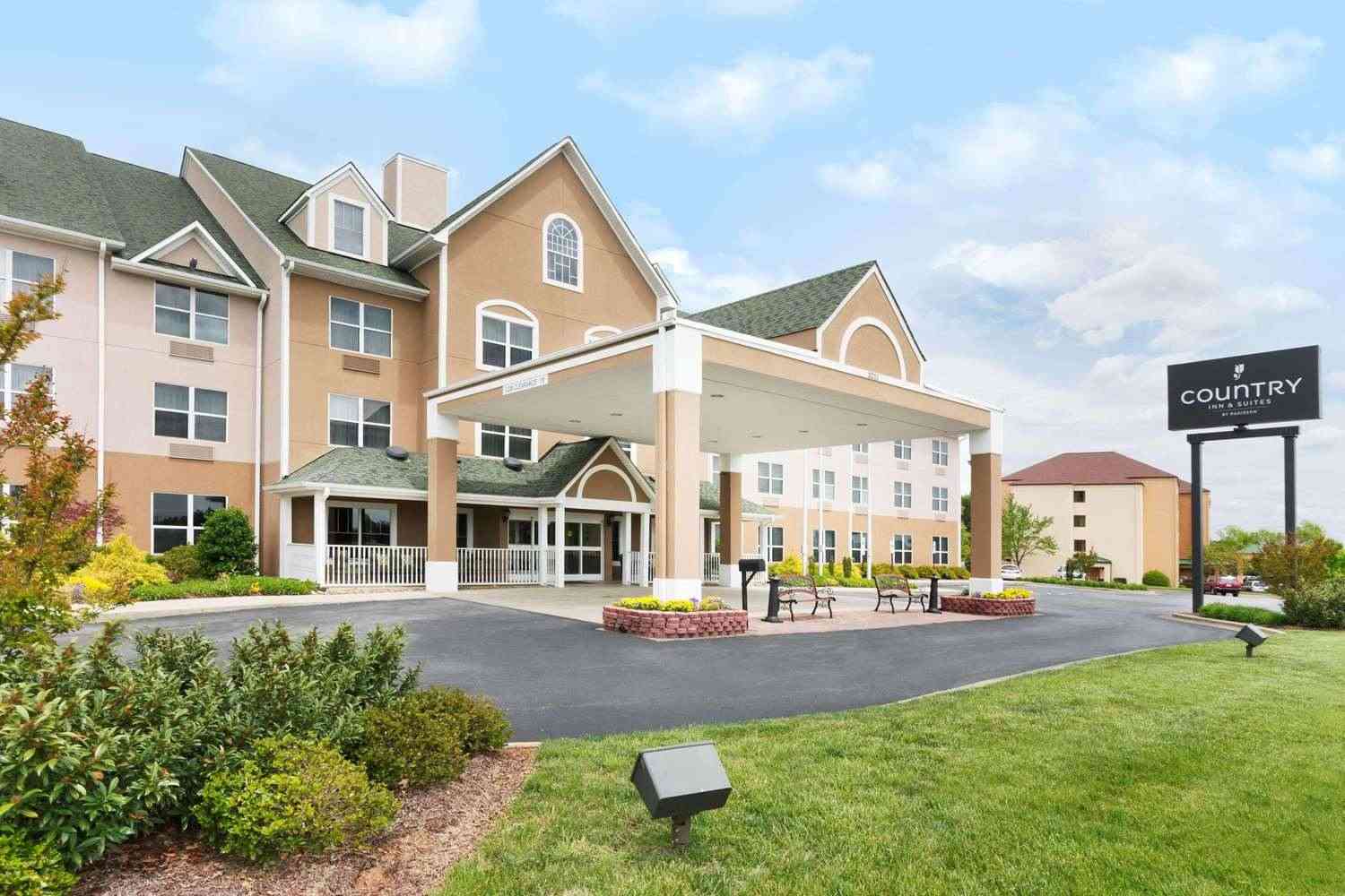 Country Inn and Suites By Radisson, Burlington (Elon), NC in Burlington, NC