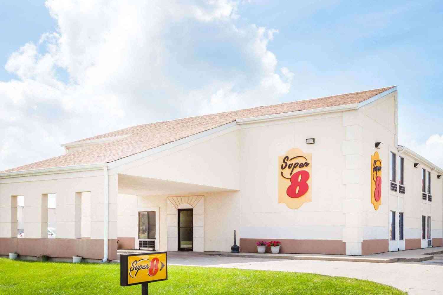 Super 8 by Wyndham Lincoln in Lincoln, IL