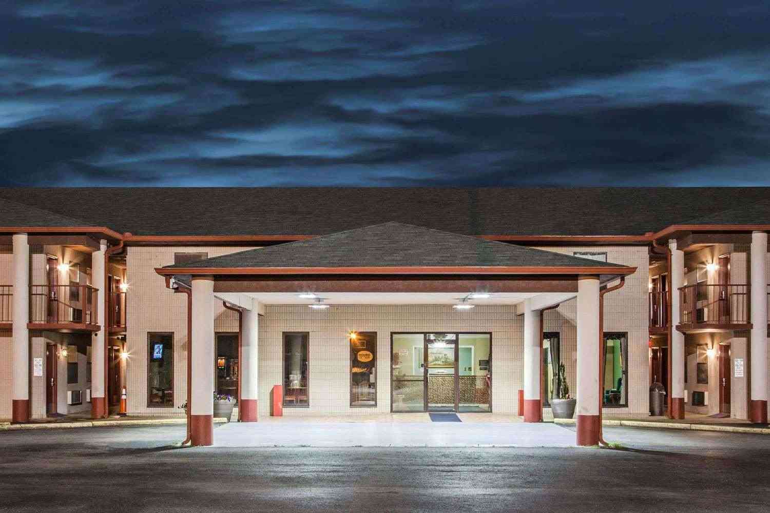 Super 8 by Wyndham Malvern in Malvern, AR