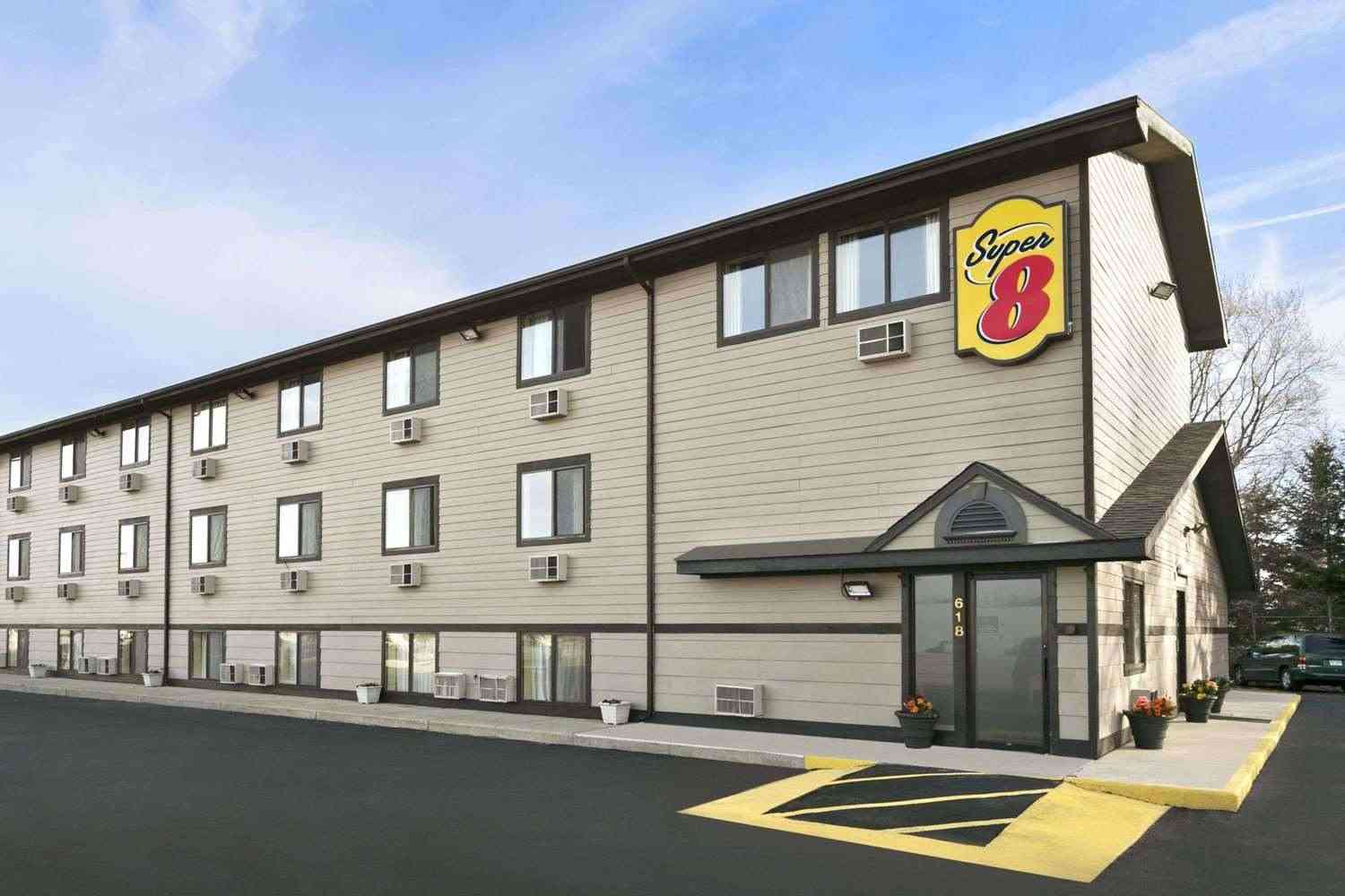 Super 8 by Wyndham Kalamazoo in Kalamazoo, MI