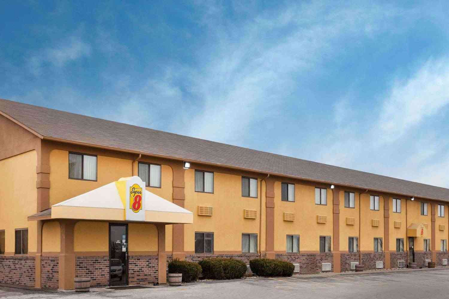 Super 8 by Wyndham Muscatine in Muscatine, IA