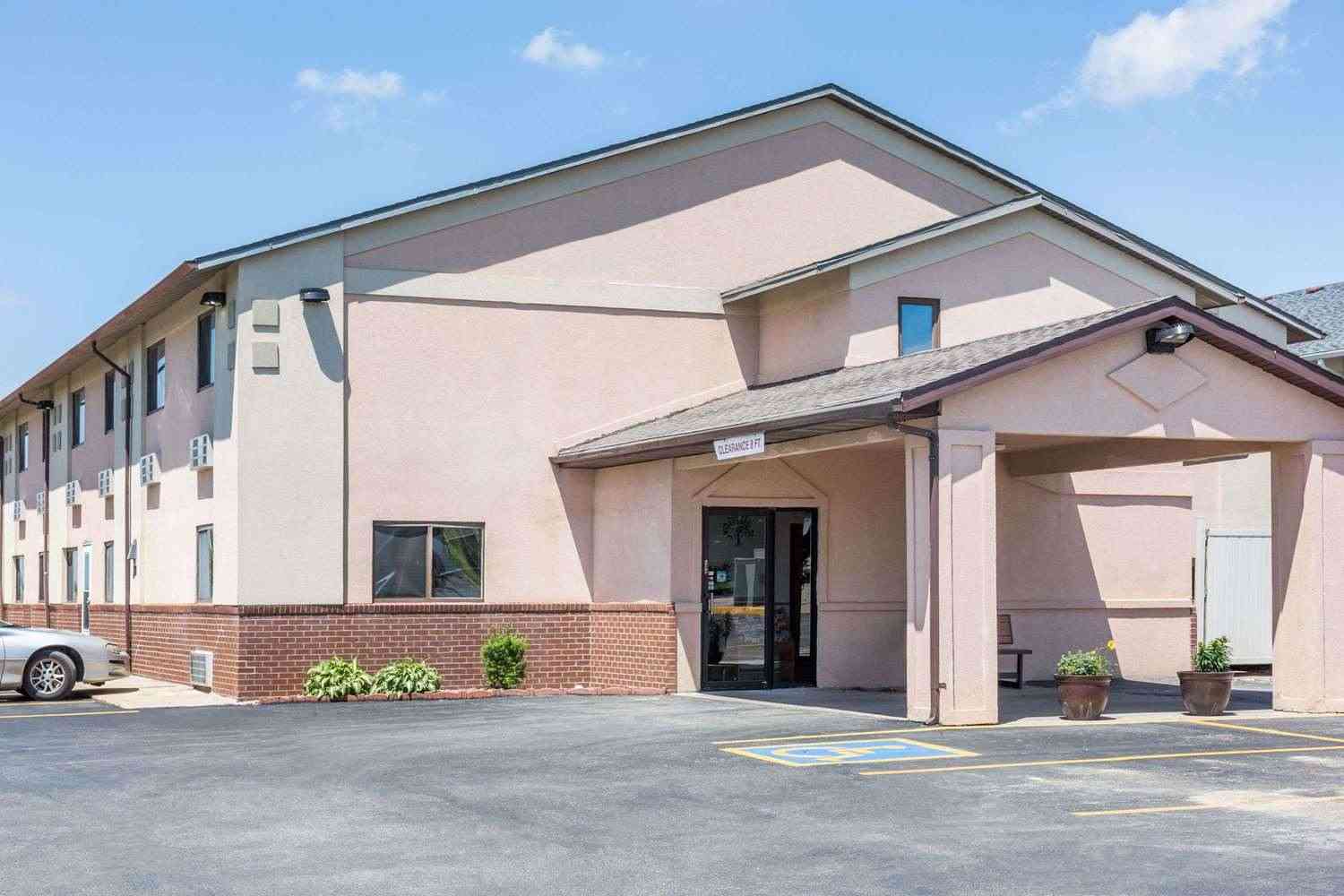 Super 8 by Wyndham Osceola IA in Osceola, IA