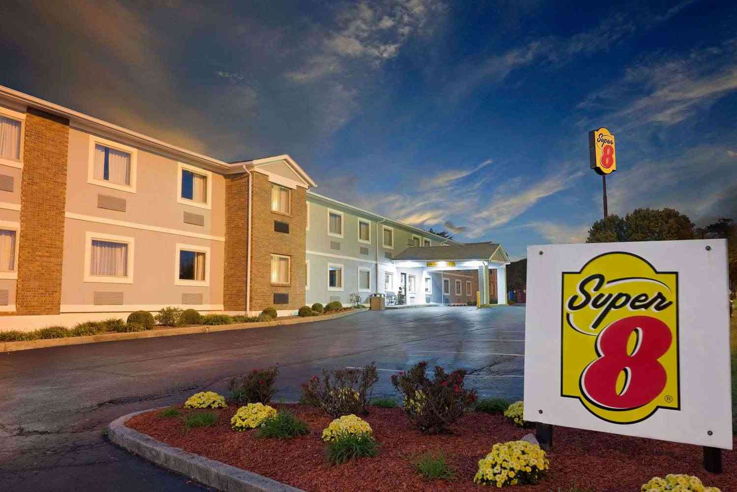 Super 8 by Wyndham Lexington/Hamburg Area in Lexington, KY