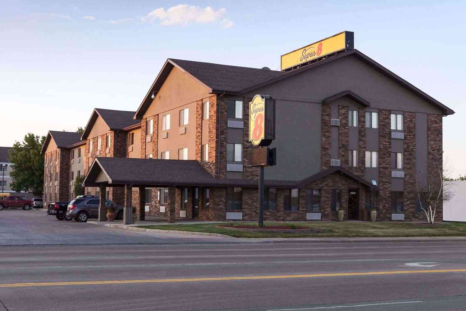 Super 8 by Wyndham Sioux Falls/41st Street in Sioux Falls, SD