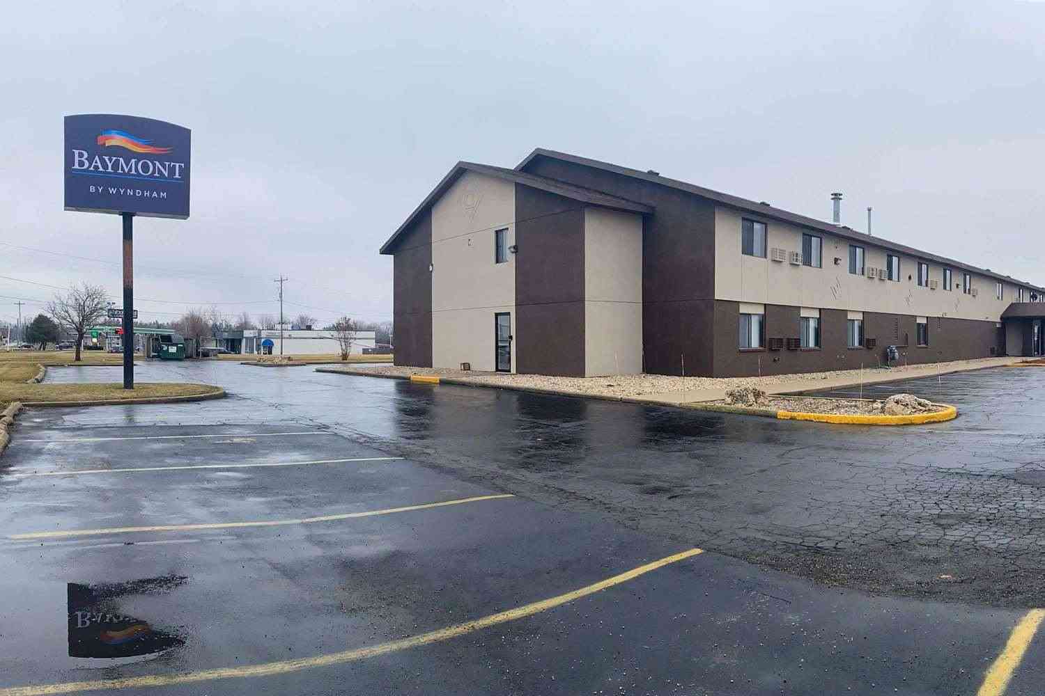 Super 8 by Wyndham Oshkosh Airport in Oshkosh, WI