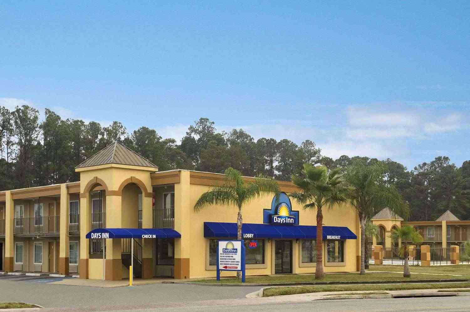 Days Inn by Wyndham Brunswick/St. Simons Area in Brunswick, GA