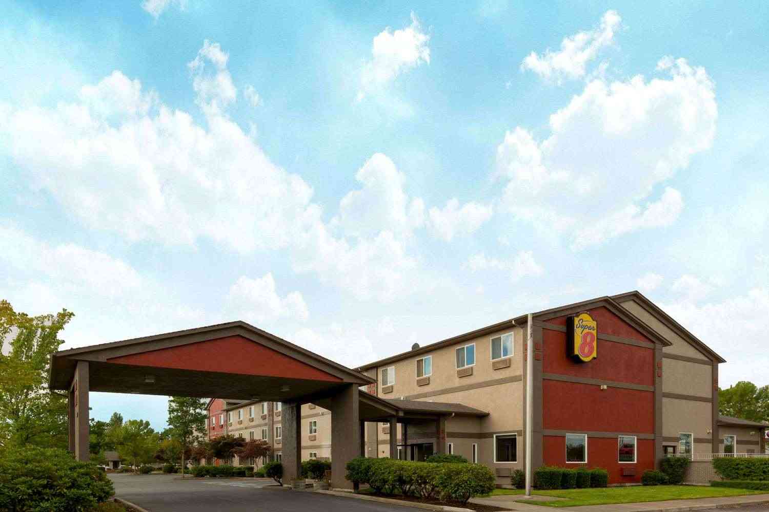 Super 8 by Wyndham Woodburn in Woodburn, OR