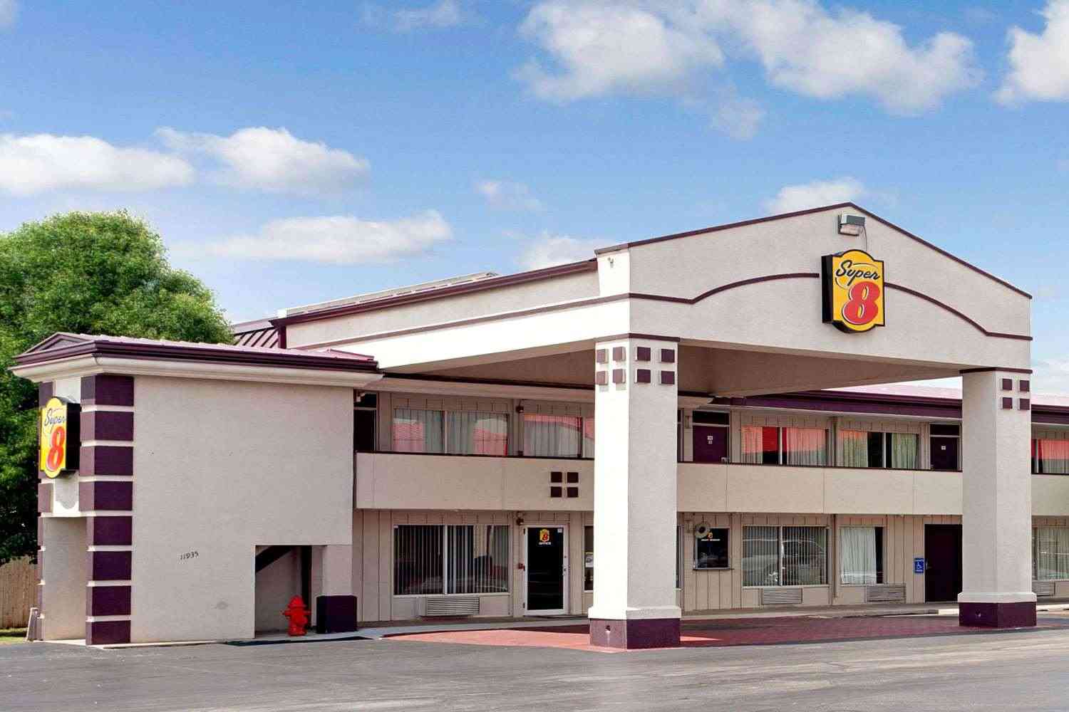 Super 8 by Wyndham Oklahoma/Frontier City in Oklahoma City, OK