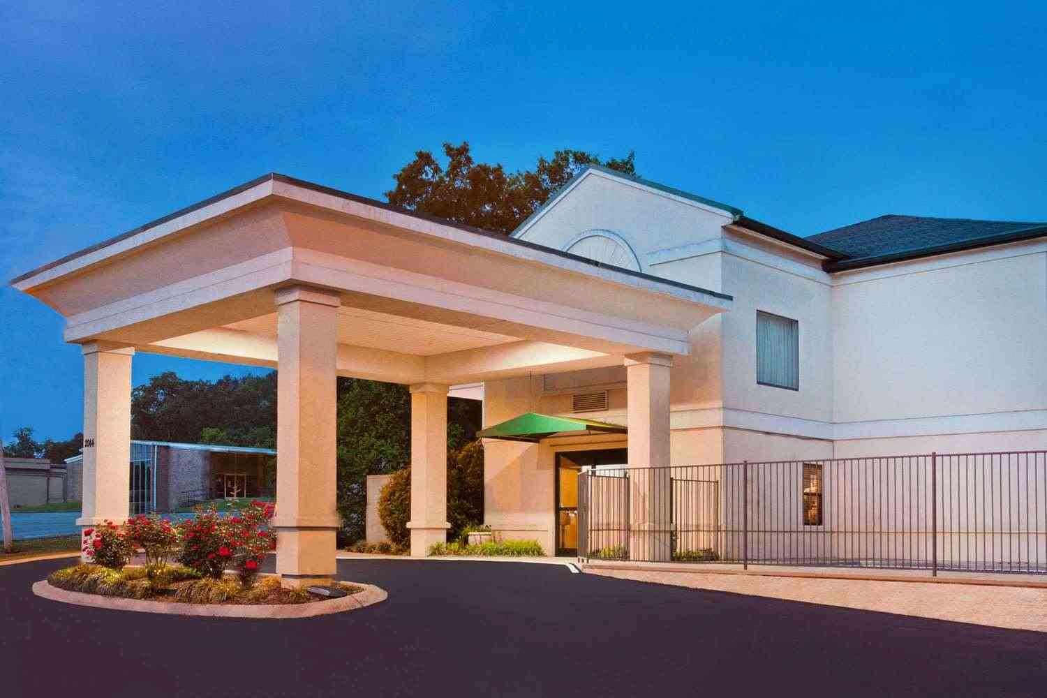 Super 8 by Wyndham Ft. Oglethorpe GA/Chatt TN Area in Fort Oglethorpe, GA