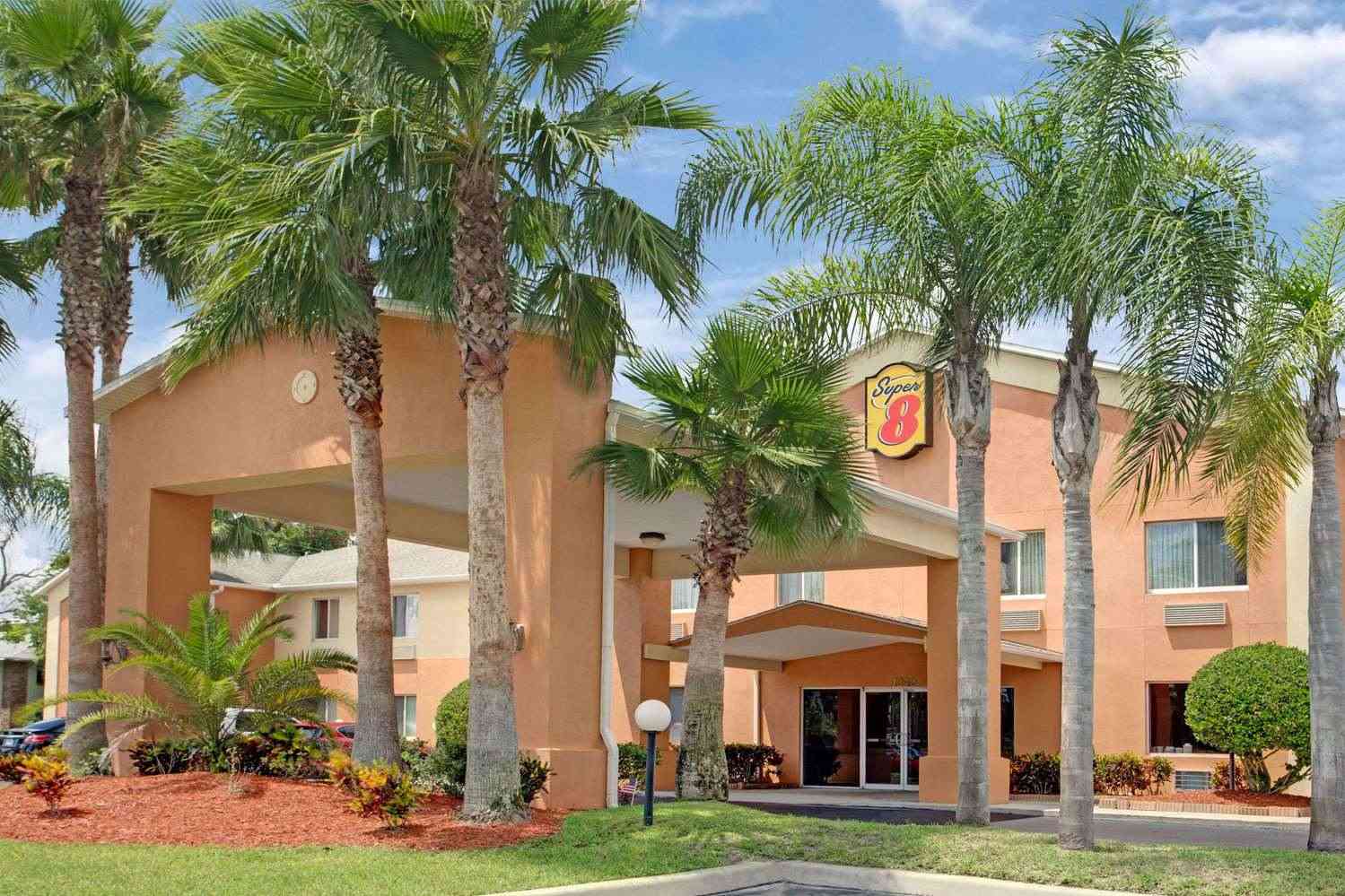 Super 8 by Wyndham Daytona Beach in Daytona Beach, FL