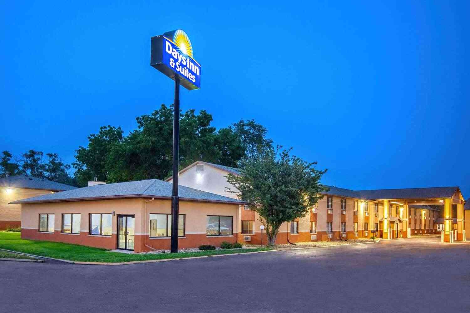 Days Inn & Suites by Wyndham Waterloo in Waterloo, IA