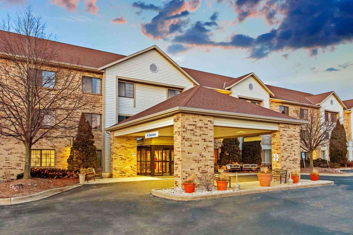 La Quinta Inn & Suites by Wyndham Milwaukee Delafield in Delafield, WI