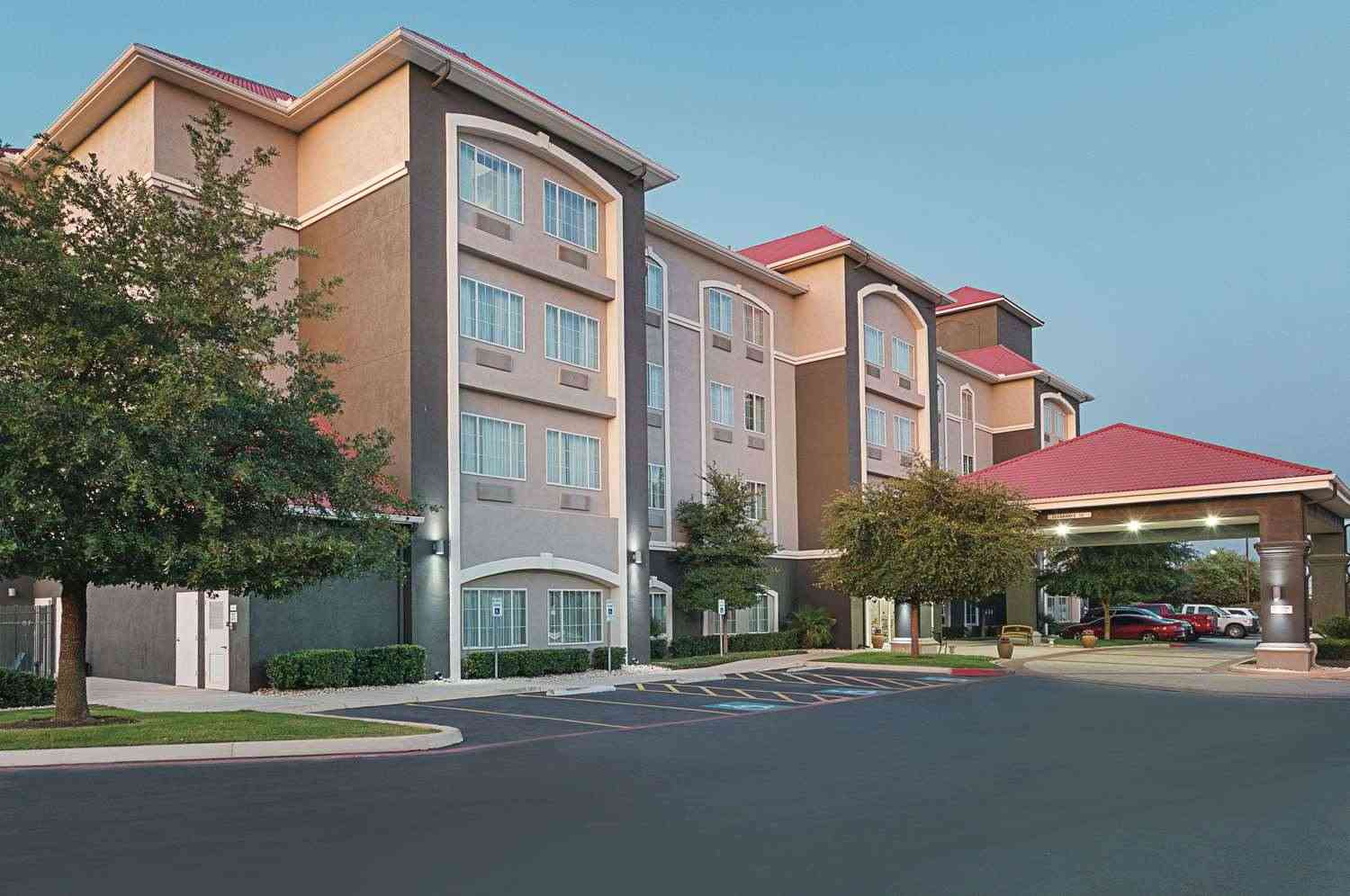 La Quinta Inn & Suites by Wyndham San Antonio Northwest in San Antonio, TX