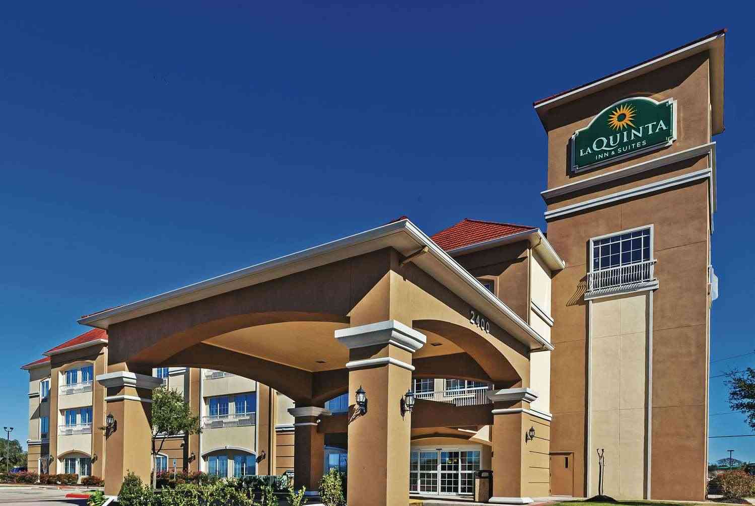 La Quinta Inn & Suites by Wyndham Angleton in Angleton, TX