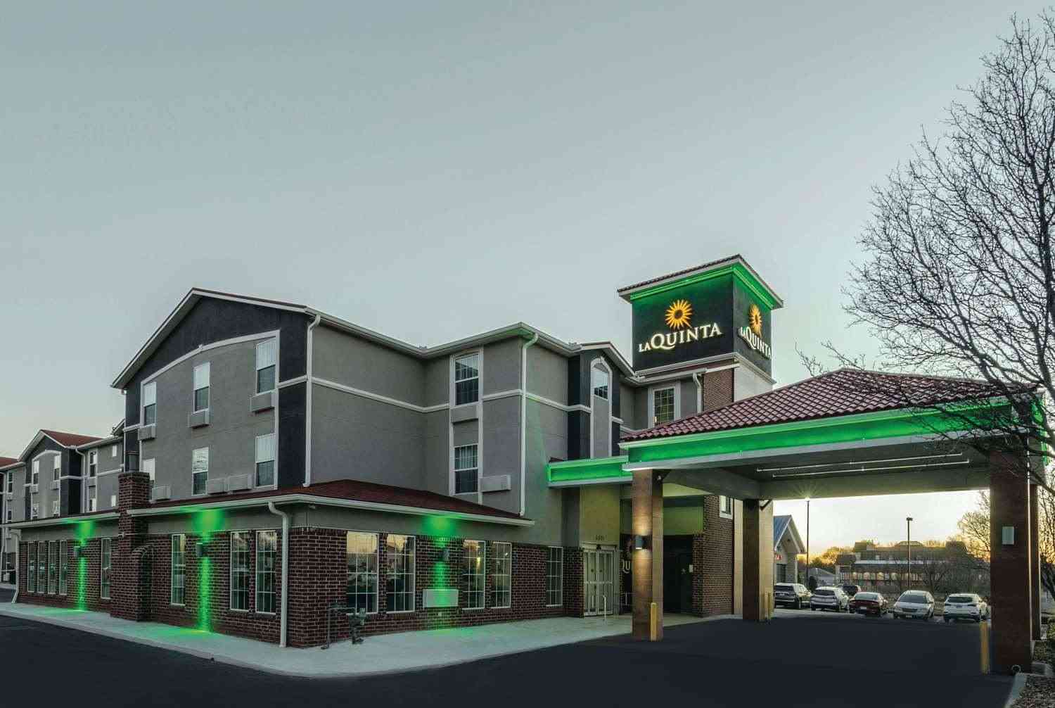 La Quinta Inn & Suites by Wyndham Kansas City Airport in Kansas City, MO