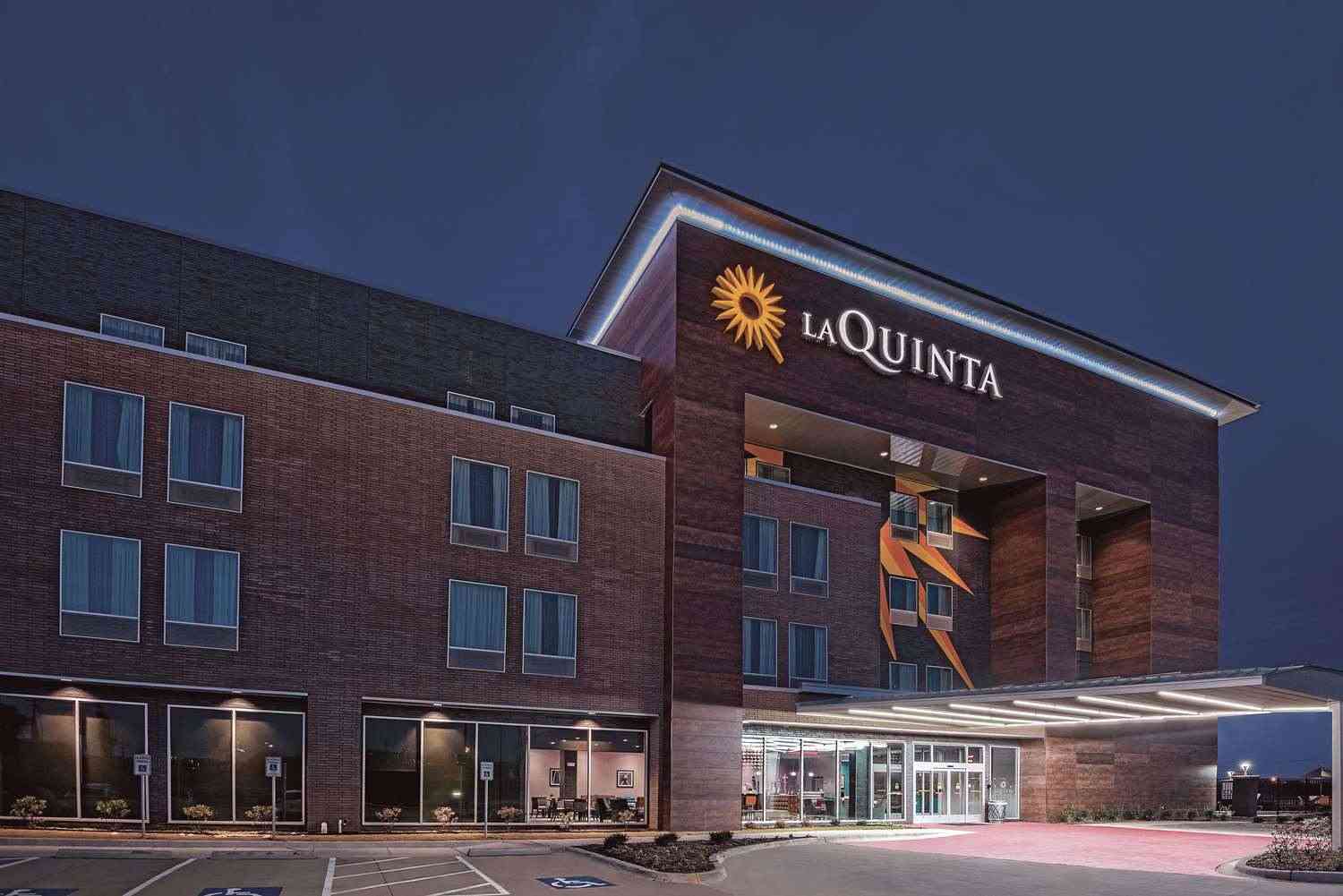 La Quinta Inn & Suites by Wyndham Dallas Grand Prairie North in Grand Prairie, TX