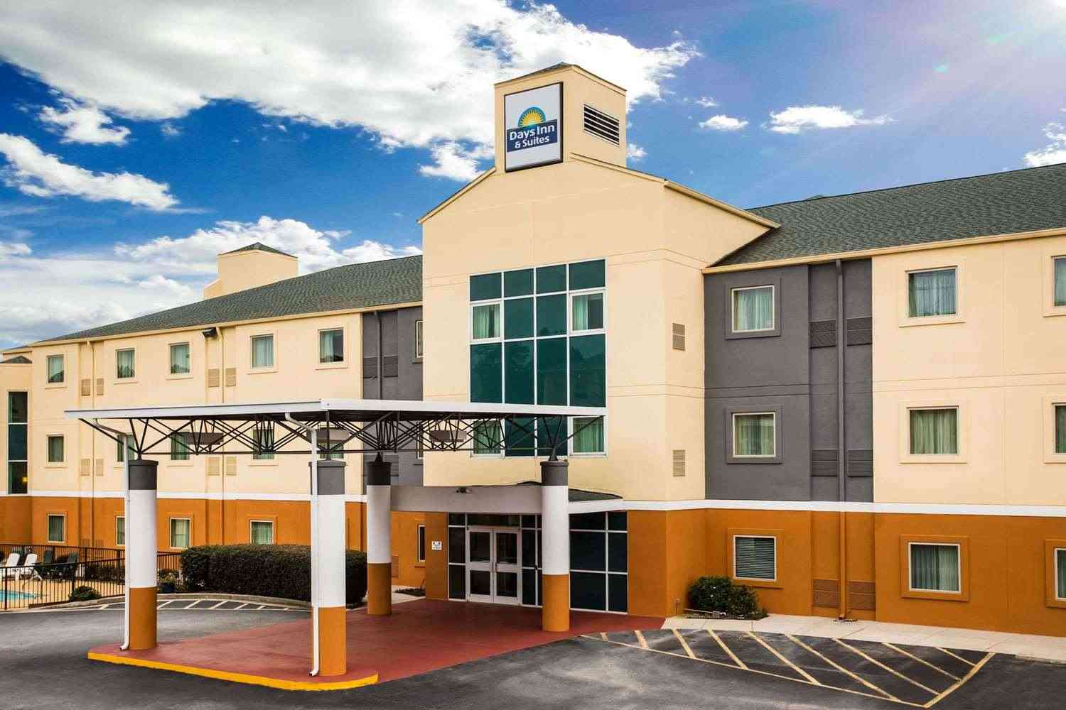 Days Inn & Suites by Wyndham Augusta Near Fort Eisenhower in Grovetown, GA