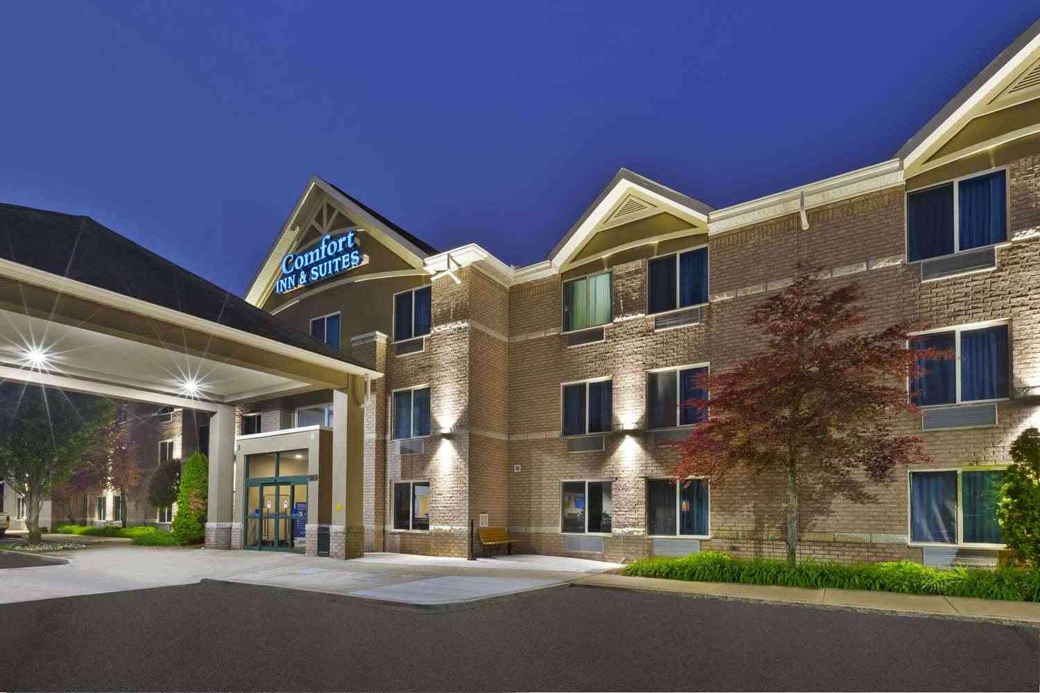 Comfort Inn and Suites in Taylor, MI