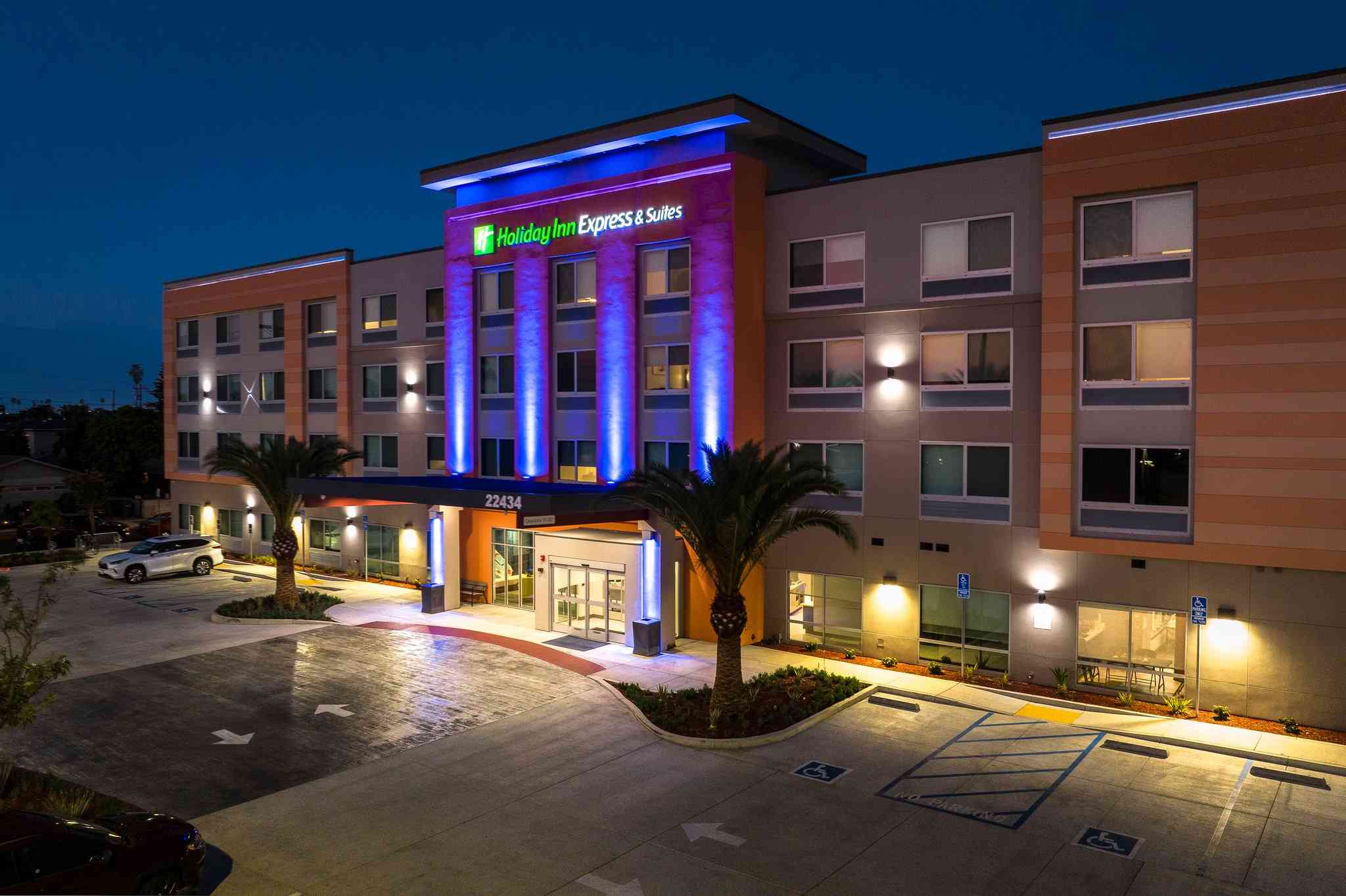 Holiday Inn Express & Suites Hawaiian Gardens in Hawaiianska trädgårdar, CA