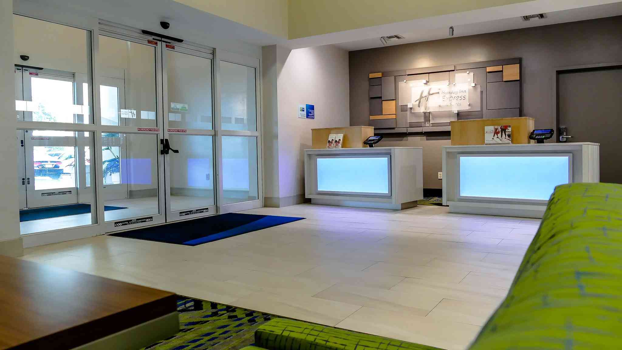 Holiday Inn Express Hotel & Suites St. Petersburg North (I-275) in Saint Petersburg, FL