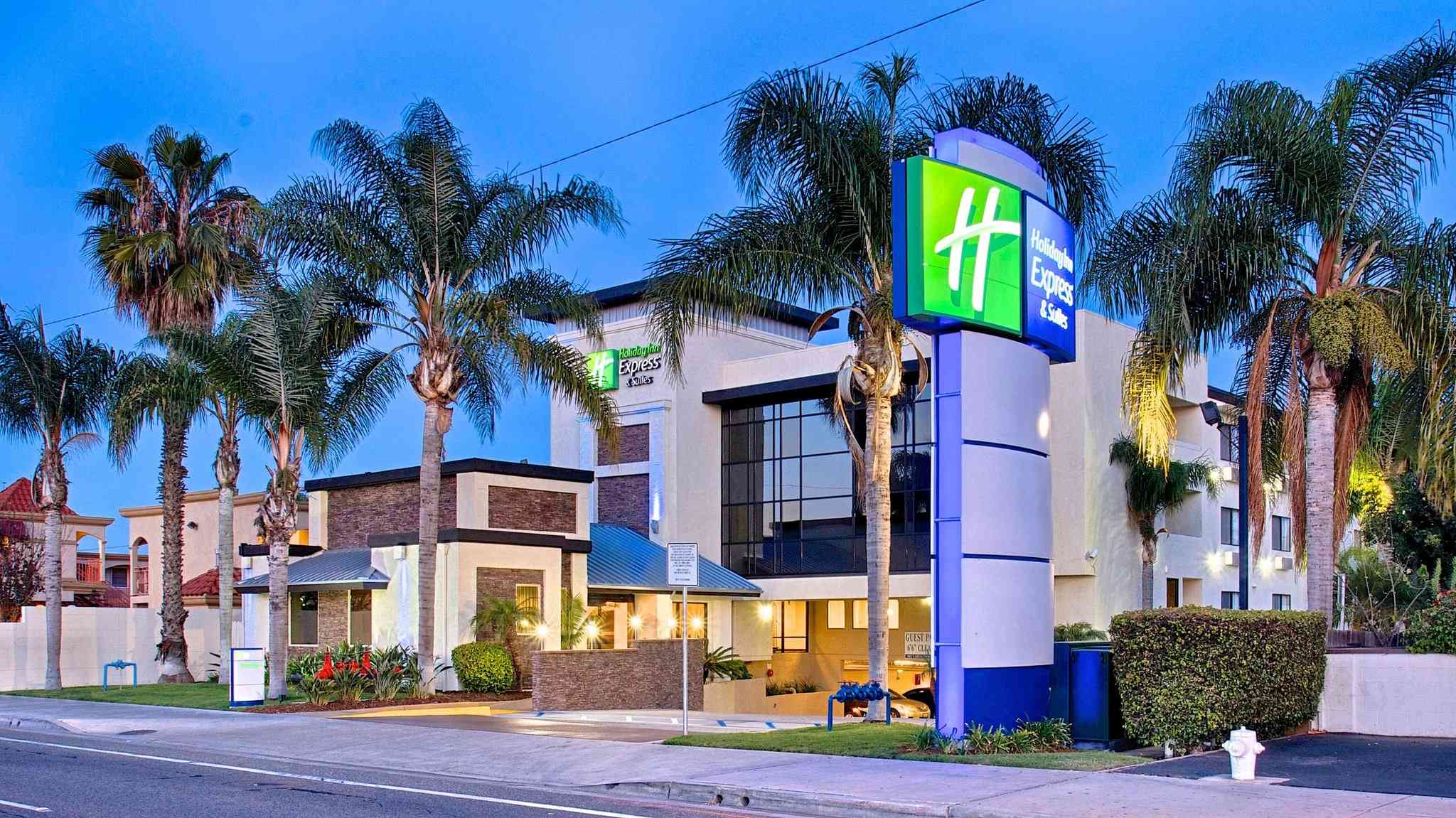 Holiday Inn Express & Suites Costa Mesa in コスタメサ, CA