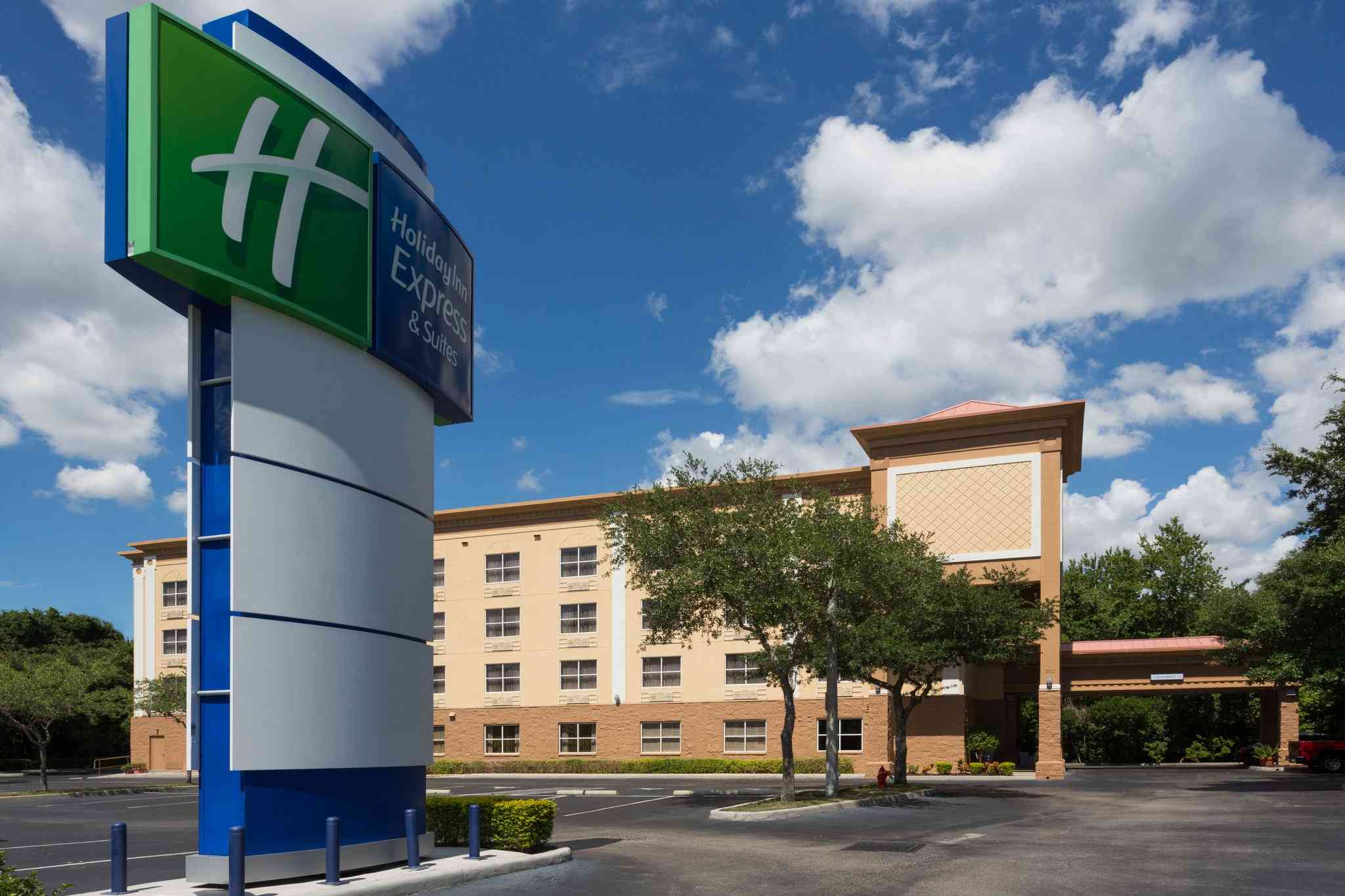 Holiday Inn Express & Suites Plant City in Город растений, FL