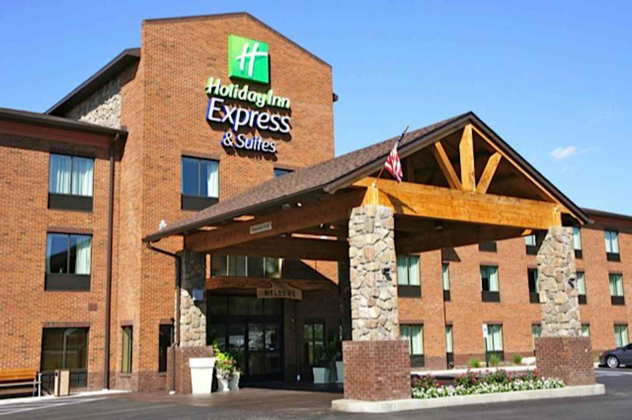 Holiday Inn Express and Suites - Donegal in Donegal, PA