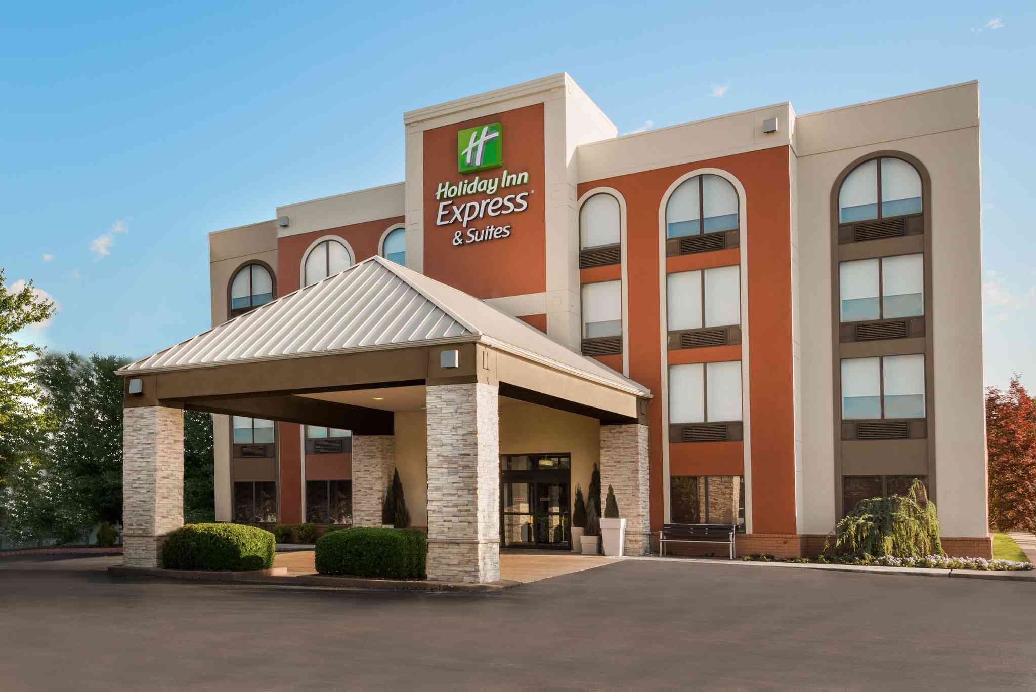 Holiday Inn Express & Suites Bentonville in Bentonville, AR