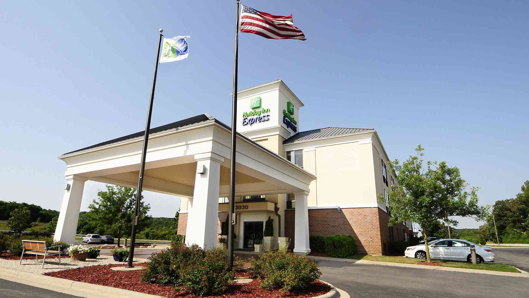 Holiday Inn Express Delafield in Delafield, WI