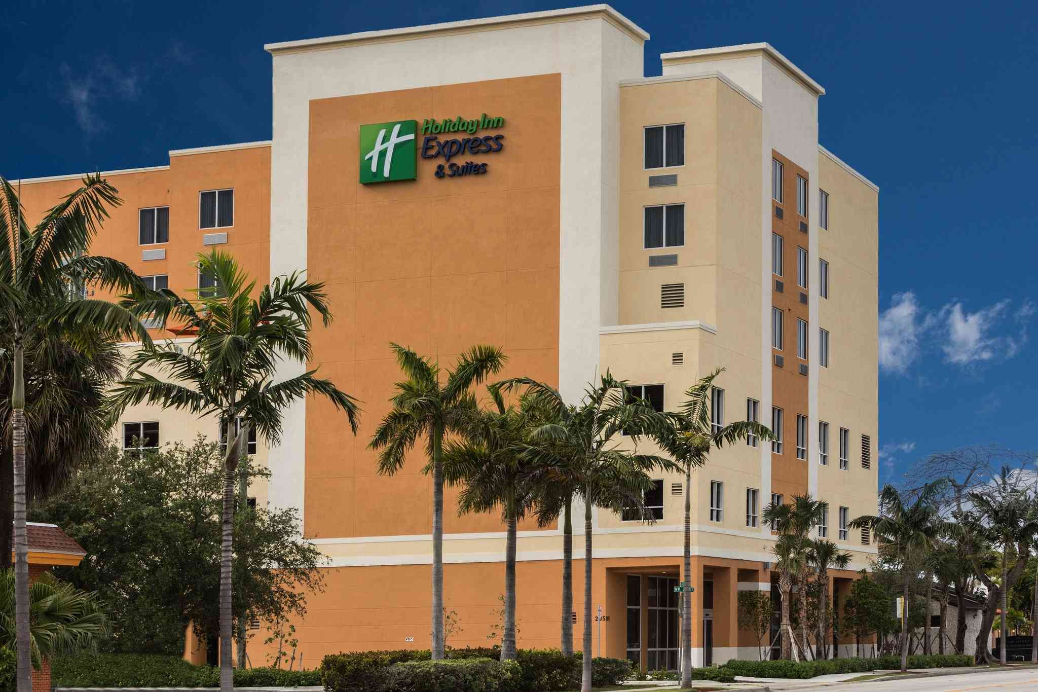 Holiday Inn Express Hotel & Suites Fort Lauderdale Airport South in Dania Plajı, FL