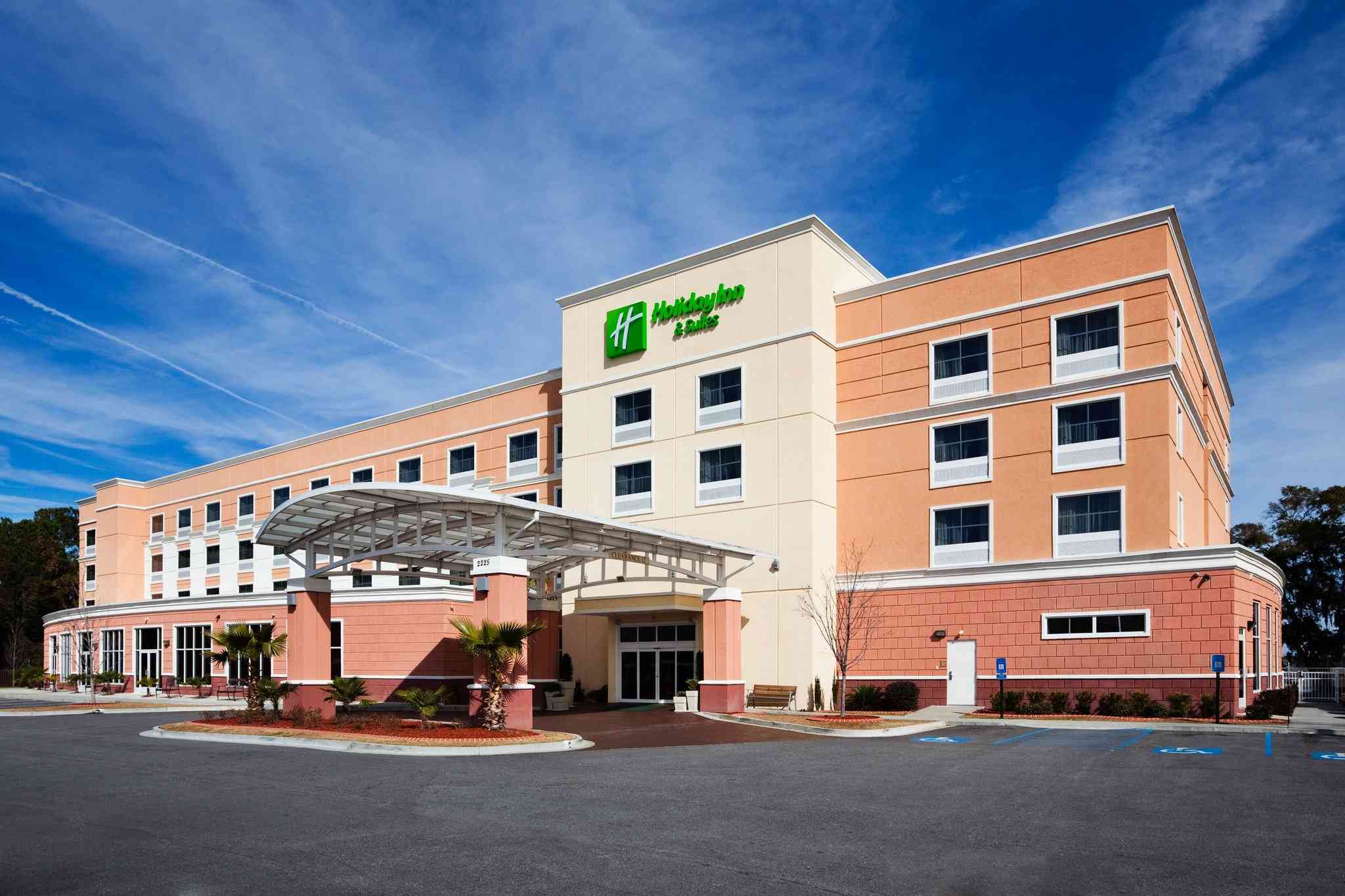 Holiday Inn & Suites Beaufort @ Highway 21 in Beaufort, SC