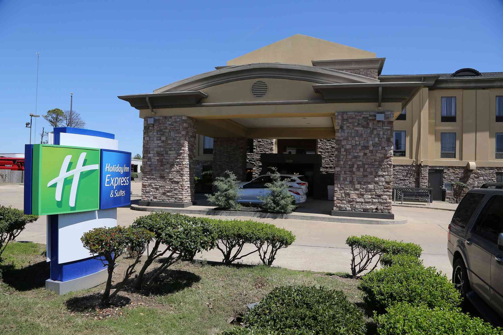 Holiday Inn Express Hotel & Suites Cleveland in Cleveland, MS