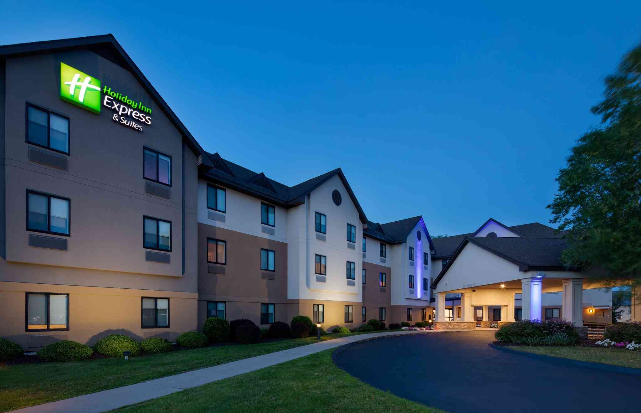 Holiday Inn Express Hotel & Suites Bradley Airport in Виндзорский замок, CT