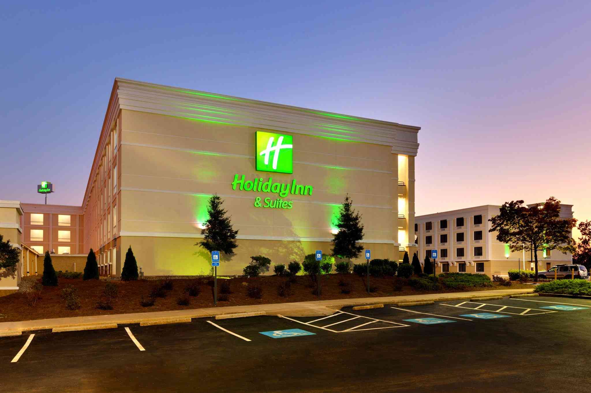 Holiday Inn & Suites Atlanta Airport-North in แอตแลนต้า, GA