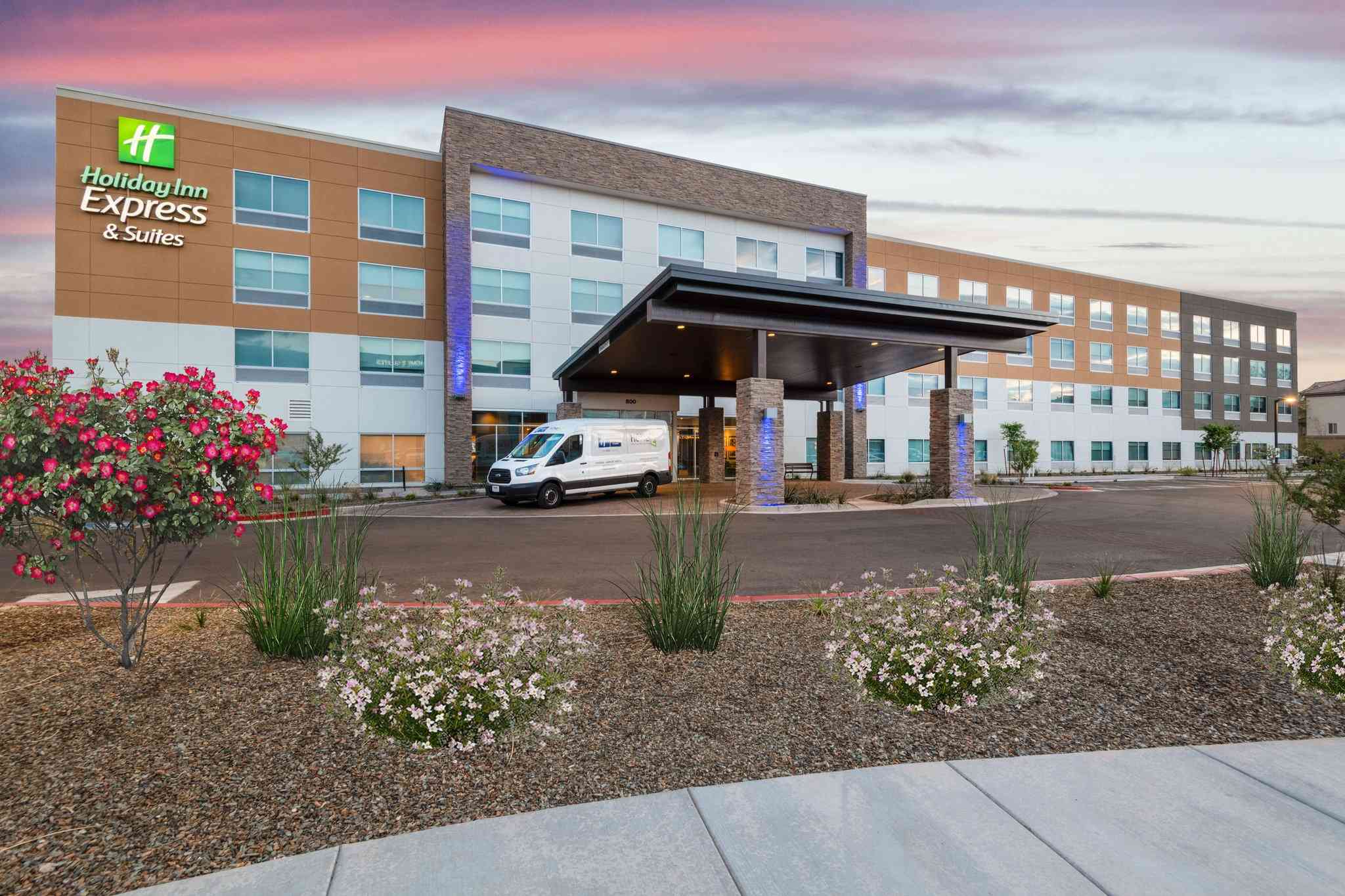 Holiday Inn Express & Suites Phoenix - Airport North in Fenice, AZ