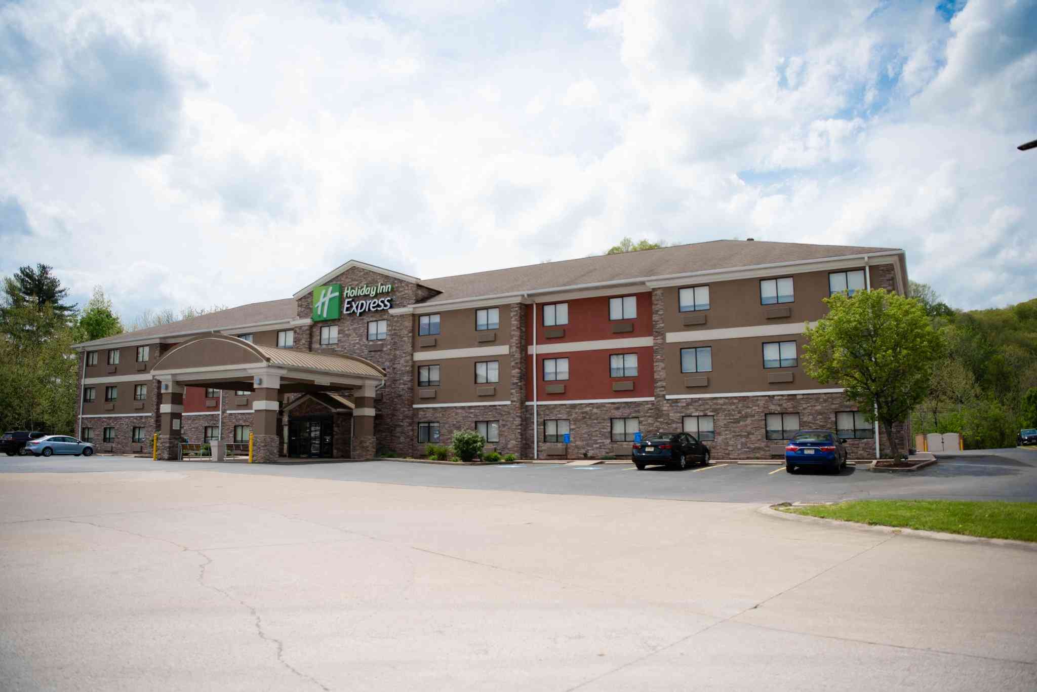 Holiday Inn Express Winfield in Hurricane, WV