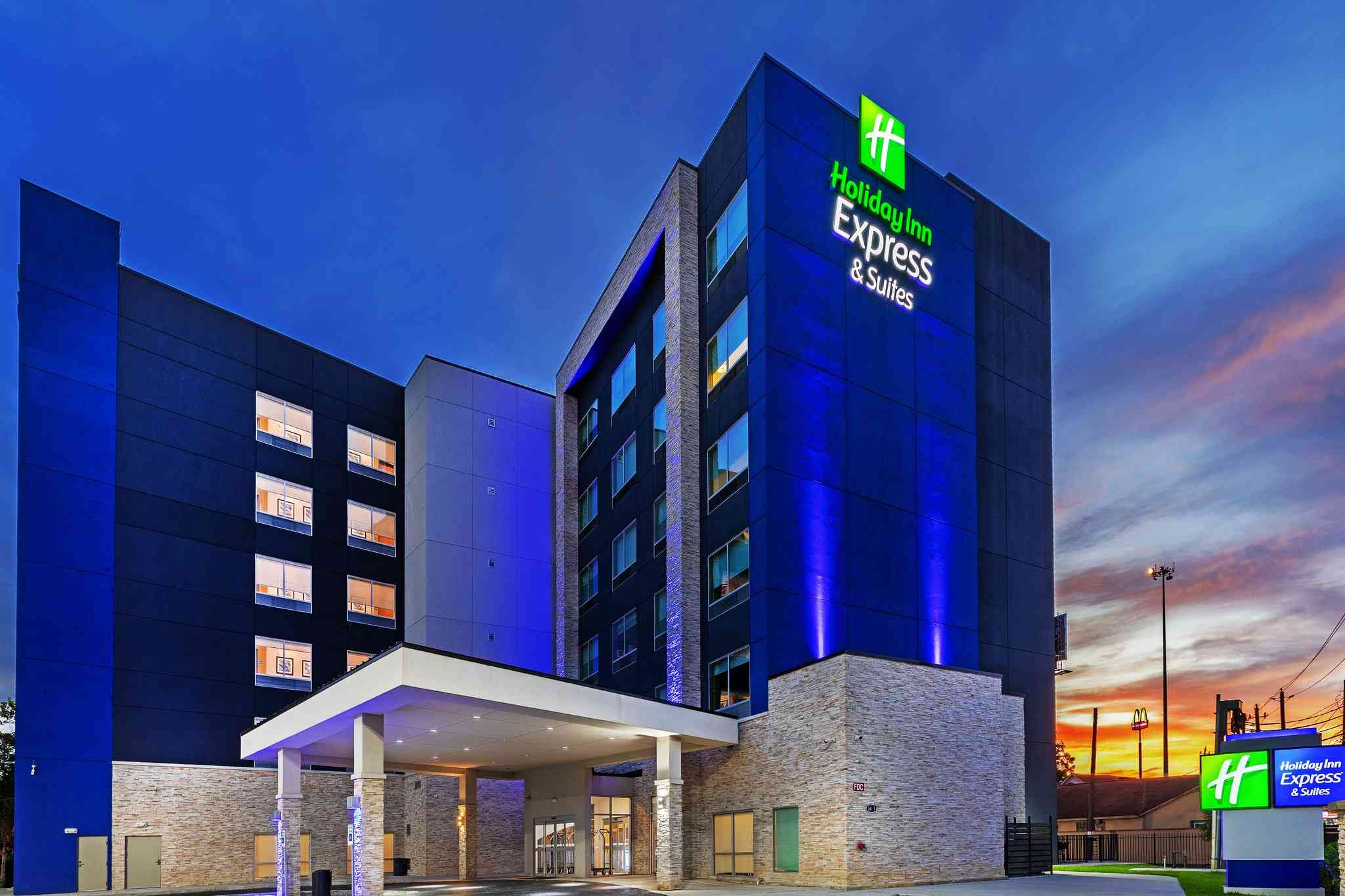 Holiday Inn Express & Suites Houston - N Downtown in Houston, TX