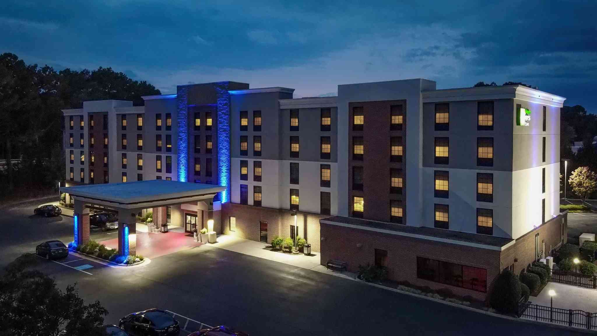 Holiday Inn Express & Suites Newport News in Nieuws uit Newport, VA