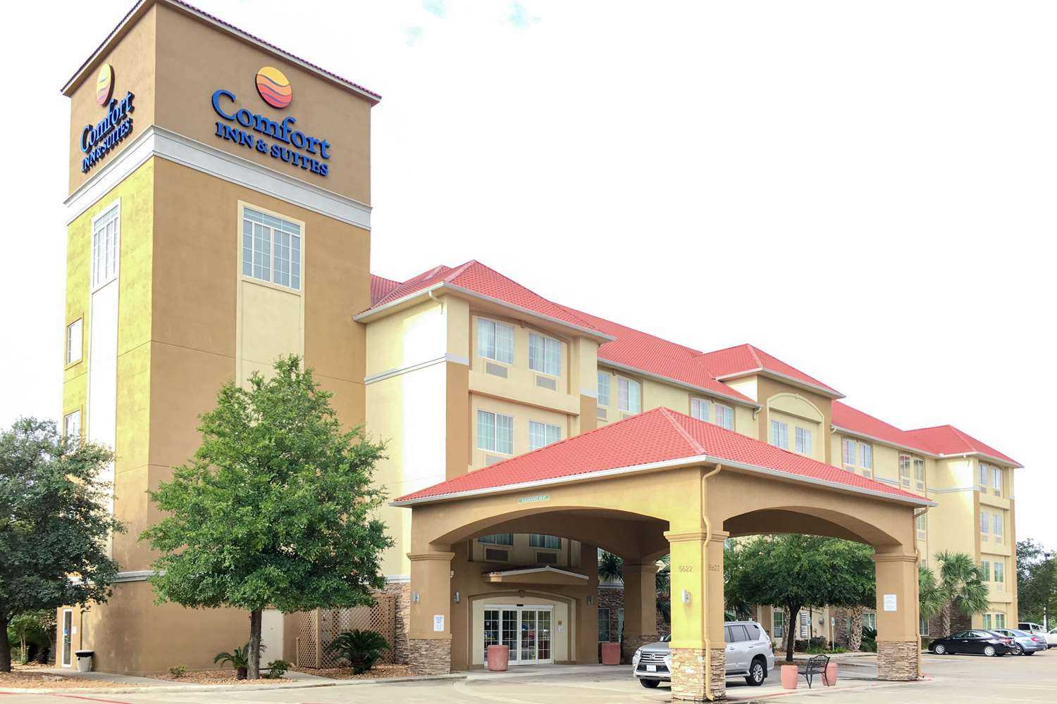 Comfort Inn and Suites Near Six Flags and Medical in San Antonio, TX