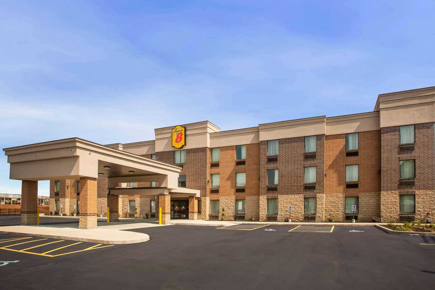 Super 8 by Wyndham St. Louis North in St. Louis, MO