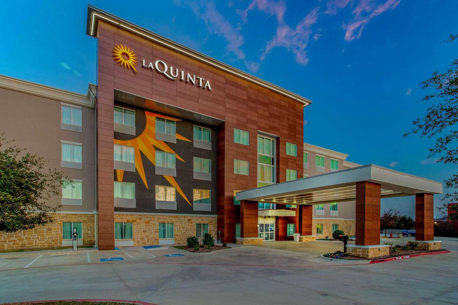 La Quinta Inn & Suites by Wyndham Northlake Ft. Worth in Northlake, TX