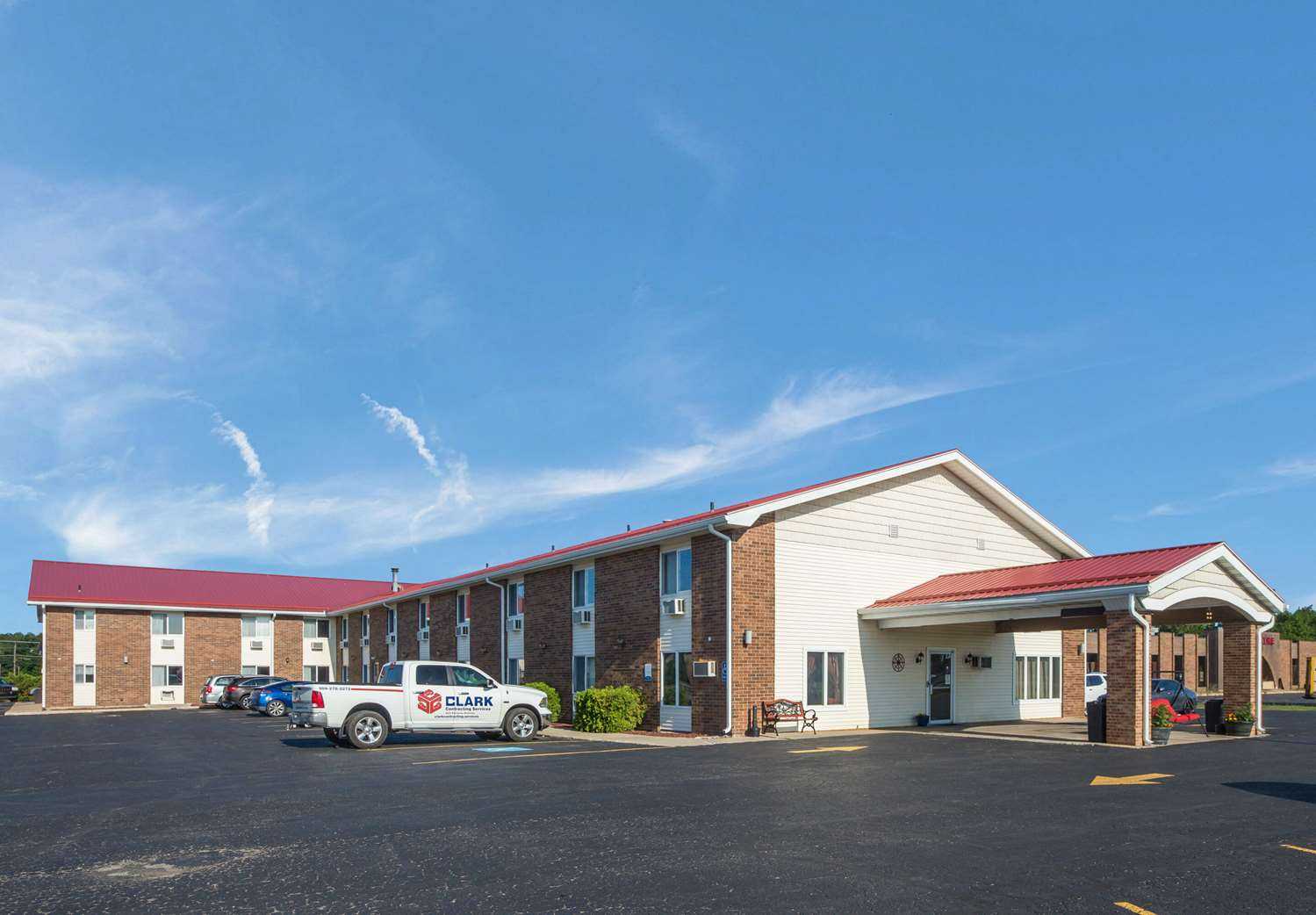 Econo Lodge Inn and Suites Escanaba in Escanaba, MI