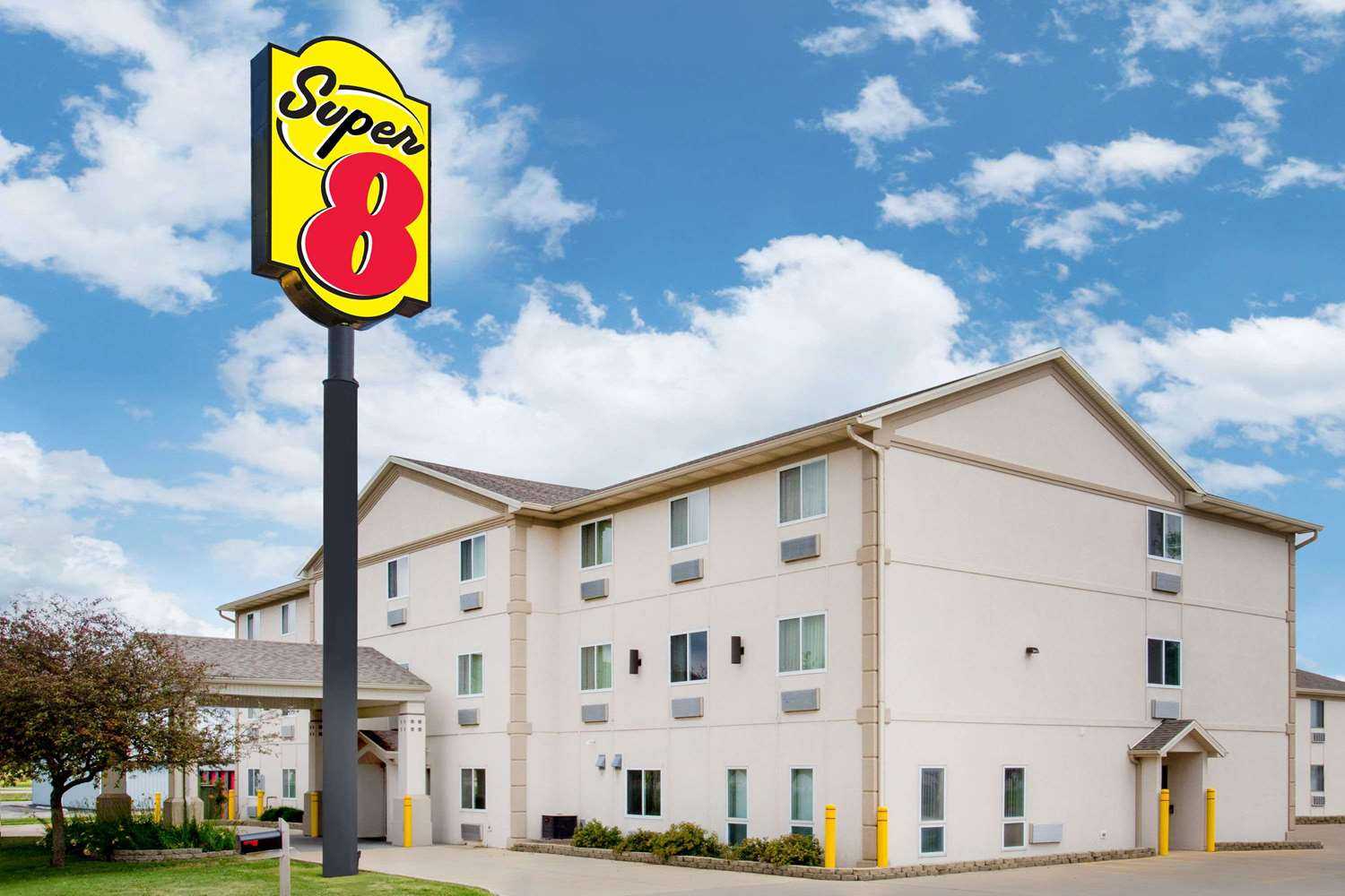 Super 8 by Wyndham El Paso IL in El Paso, IL