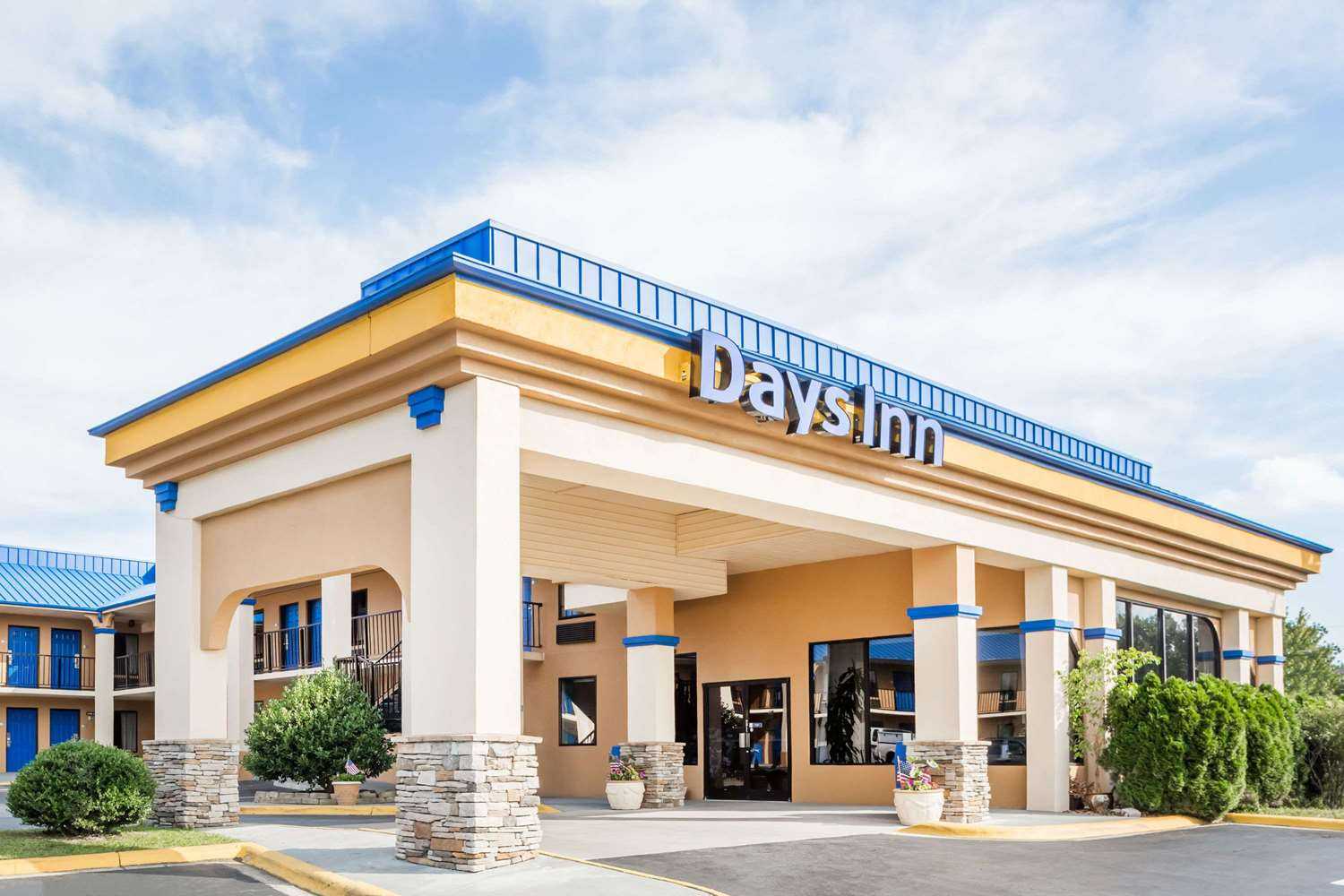 Days Inn by Wyndham Hendersonville in 亨德森维尔, NC